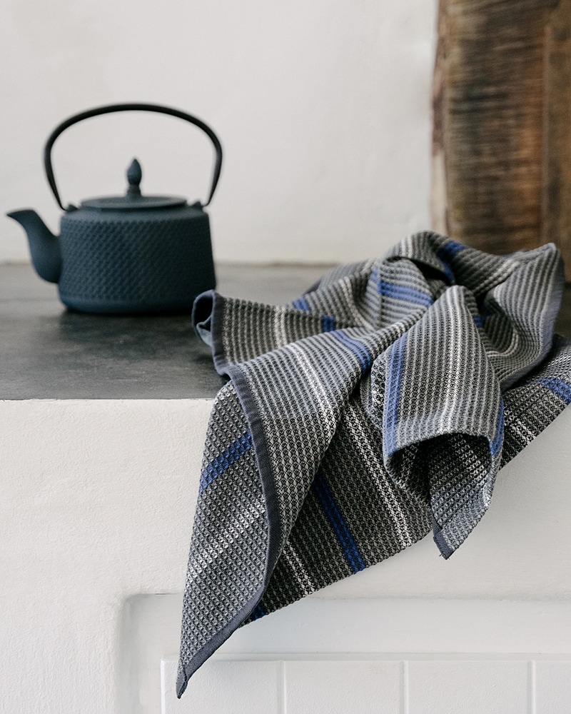 Mungo Slate Cotton Waffle Weave. Robust, absorbent tea towel/dishcloth for everyday use. Woven at the Mungo Mill in Plettenberg Bay