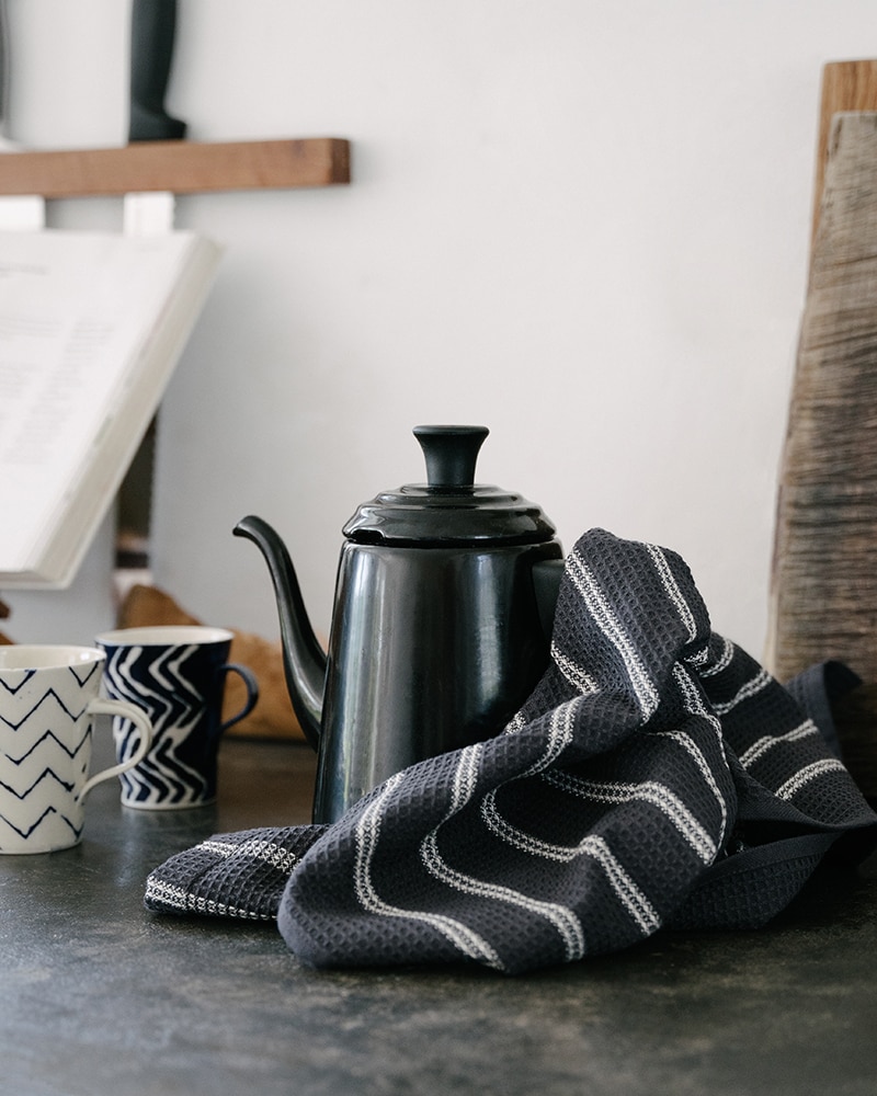 Mungo Slate Cotton Waffle Weave. Robust, absorbent tea towel/dishcloth for everyday use. Woven at the Mungo Mill in Plettenberg Bay