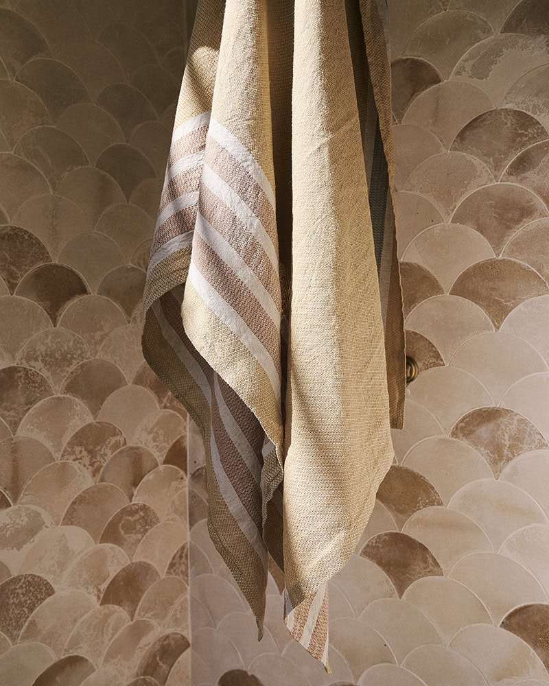 Mungo_Flax_Towel_Amber_Shot03_3543