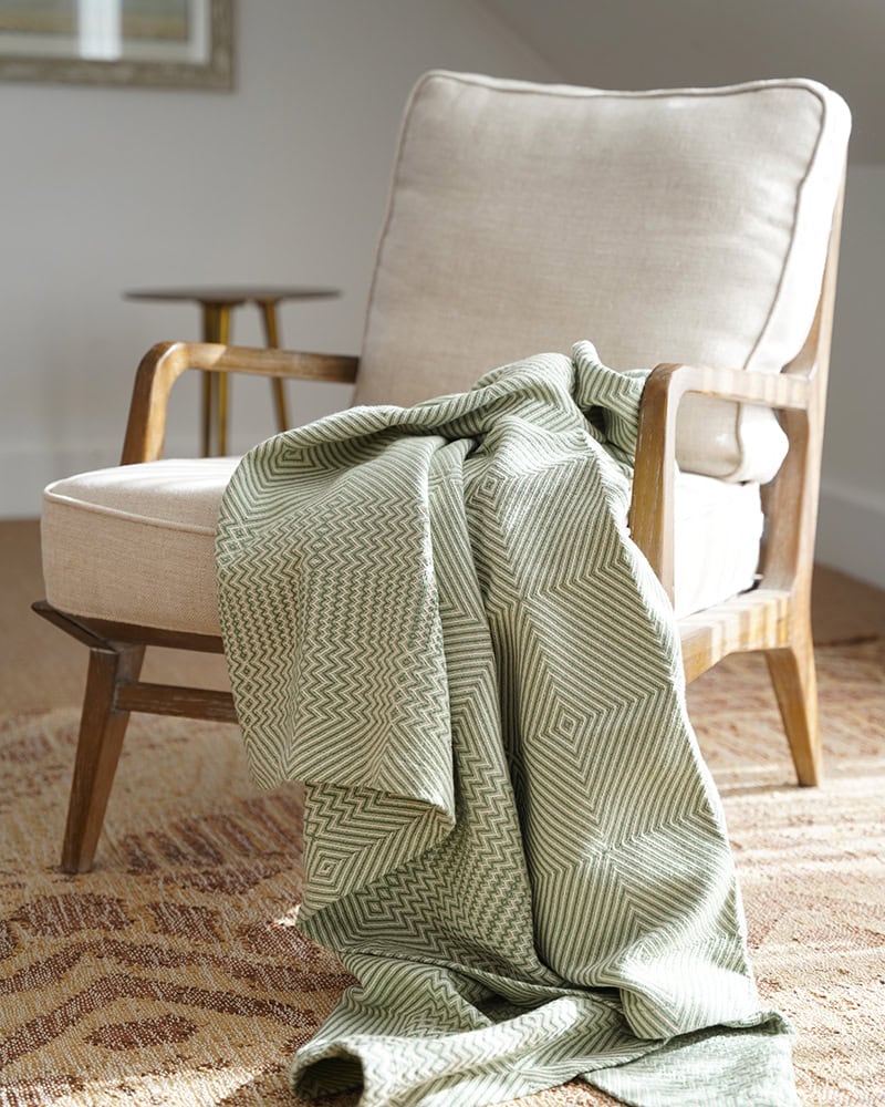 Mungo_Whale_Bone_Throw_Palm_25