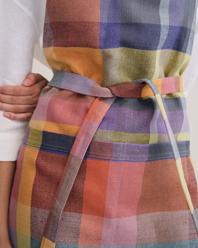 Mungo Alles Apron tied at the waist.