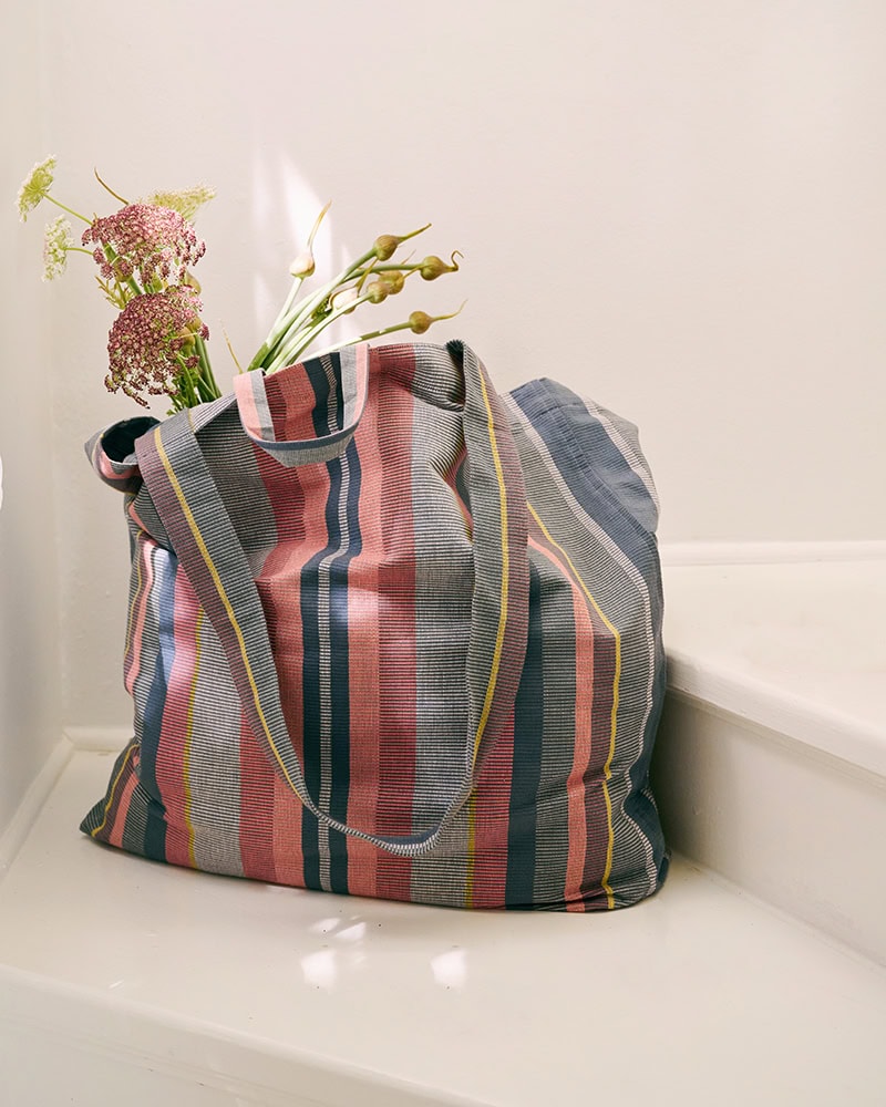 Product display of The Mungo Big Bag with flowers